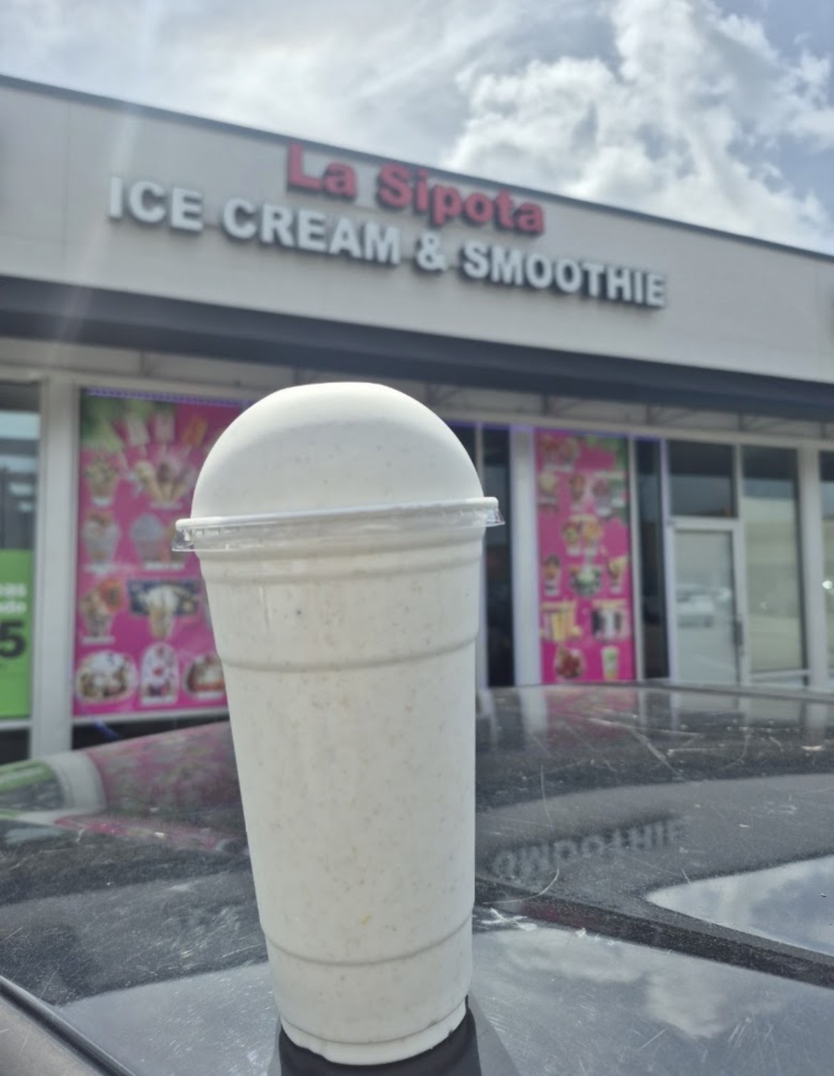 Malteada grande frente al local de La Sipota Ice Cream & Smoothie