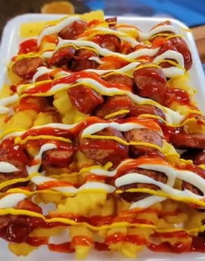 Papas con salchicha preparadas con salsas en La Sipota