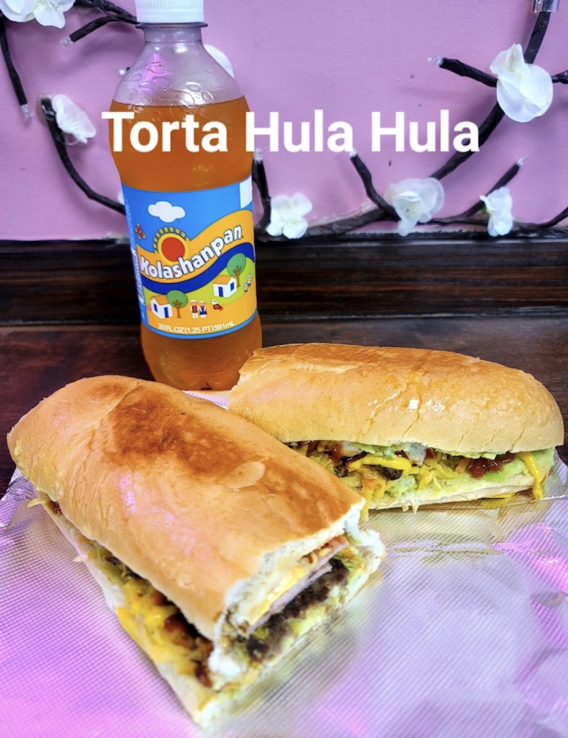 Torta Hula Hula acompañada de una Kolashanpan