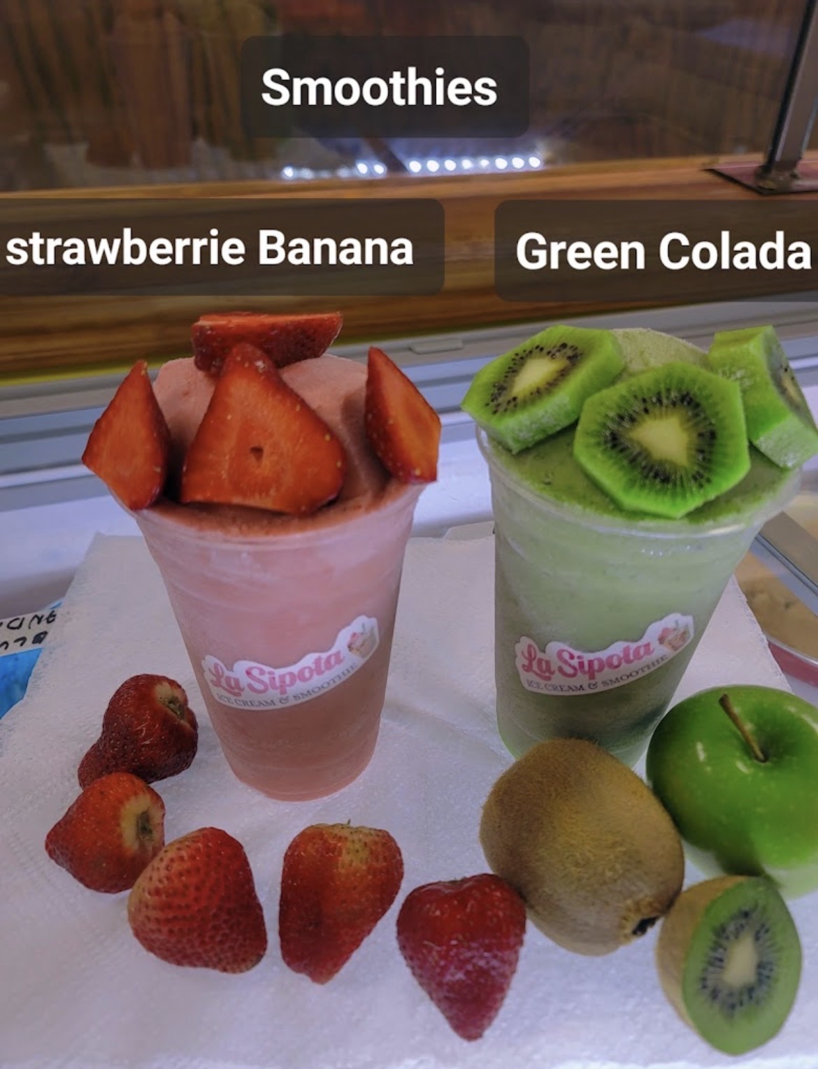 Smoothie de fresa con plátano y Green Colada con kiwi