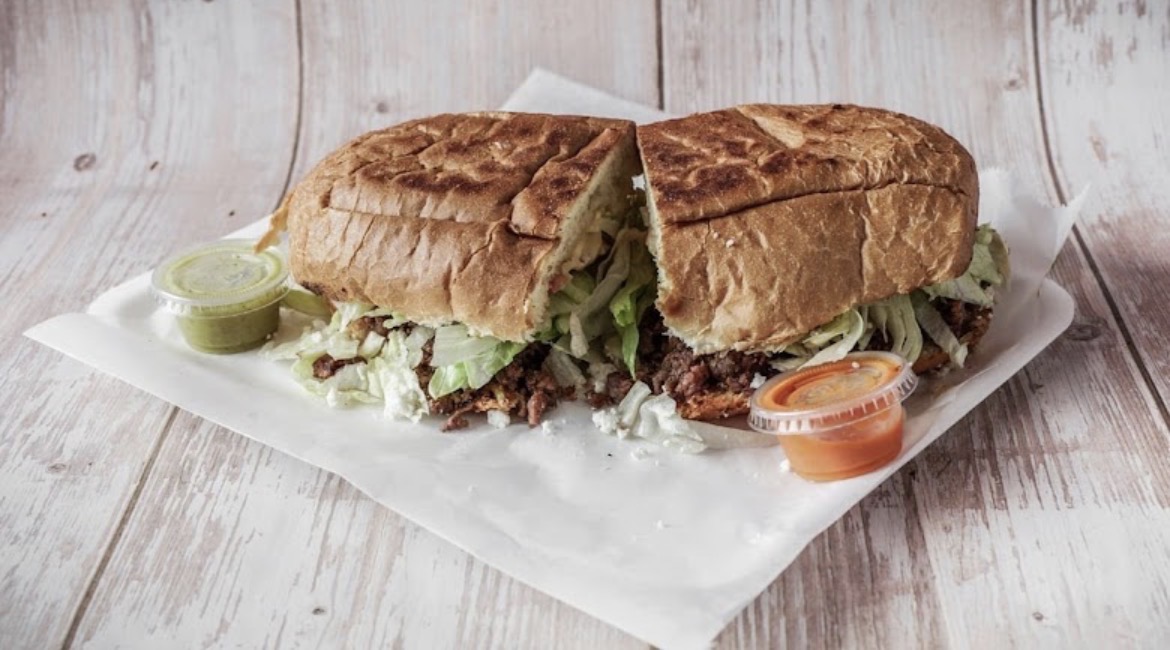 Torta salvadoreña de carne con salsas verde y roja